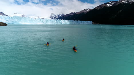 Aerial---Kayaking-in-Perito-Moreno-Glacier,-Patagonia,-Argentina,-wide-shot