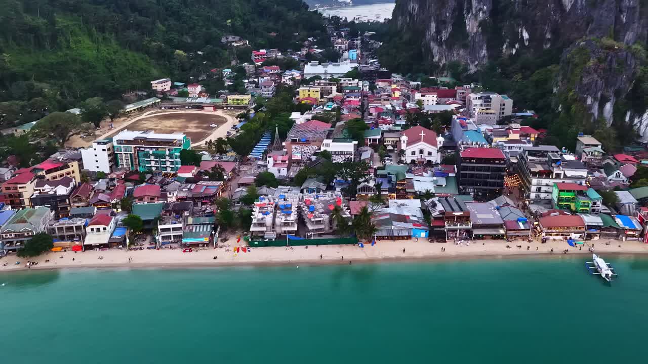 Một thị trấn ven biển sôi động với những tòa nhà đầy màu sắc nằm giữa những ngọn đồi xanh tươi và bãi biển thanh bình. Drone.