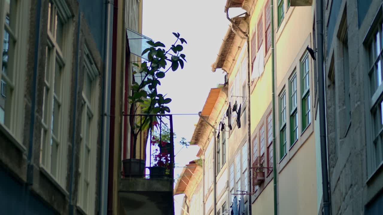 포르토의 거리에서 바람에 매달린 세탁물의 정적