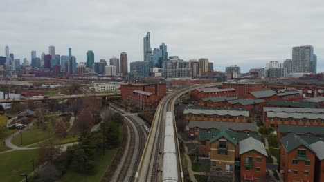 Toma-De-Seguimiento-A-Vista-De-Pájaro-Del-Tren-Subterráneo-Cta-En-El-Lado-Sur-De-Chicago