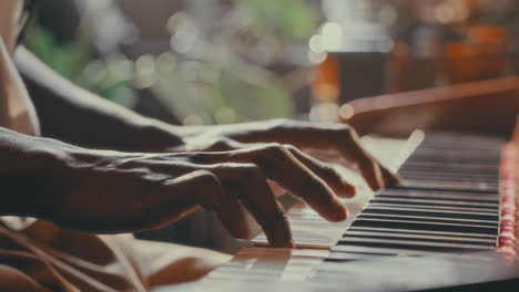 persona que toca el piano