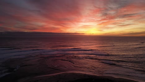 La-Gente-Viendo-La-Puesta-De-Sol-En-Surfers-Point-Beach,-Zona-De-Prevelly,-Australia-Occidental