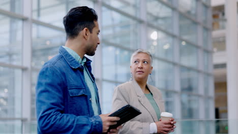 tableta, trabajo en equipo y gente de negocios en la oficina
