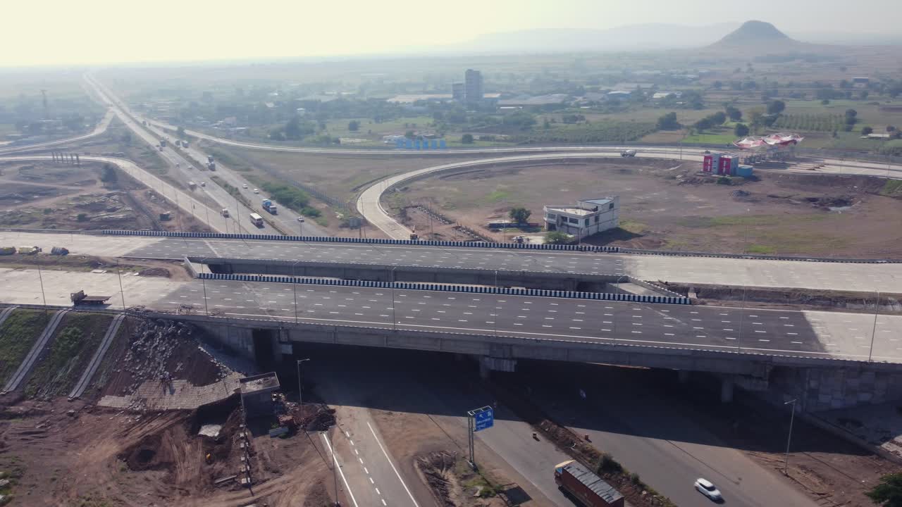 vista aérea en órbita del intercambio de samruddhi mahamarg o nagpur a la autopista de comunicación súper de mumbai, que es una autopista de 6 carriles en construcción