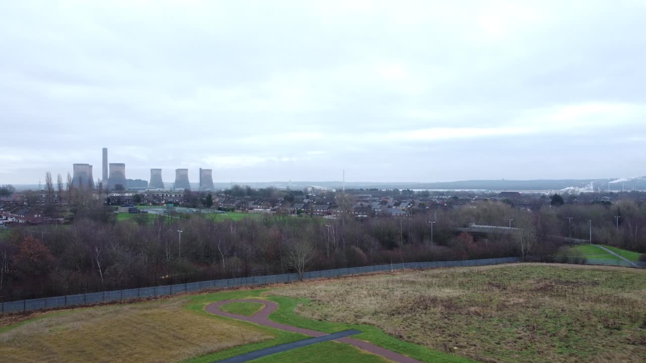 먼 지평선에 발전소 연기 더미가 있는 시골 시골 공원을 가로지르는 공중 전망