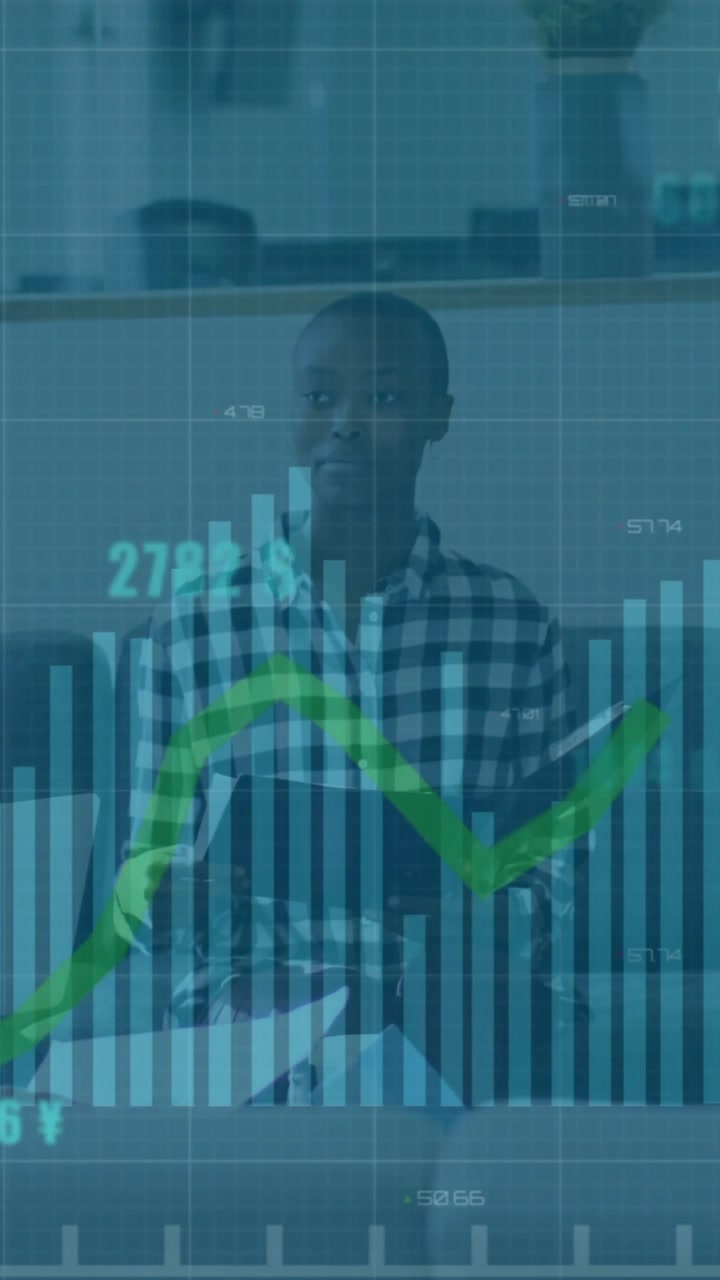Animazione di elaborazione dati finanziari su diverse persone in ambito business che usano un portatile