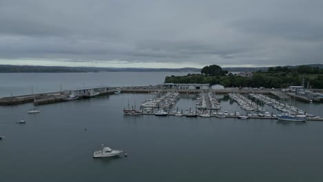 Los-Barcos-Descansan-En-Las-Costas-Del-Club-Náutico-De-La-Ría-De-Ares,-España.