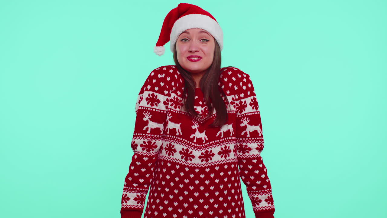 크리스마스에 기쁜 소녀 산타 스웨터 선물 상자, 놀라움 행복을 표현