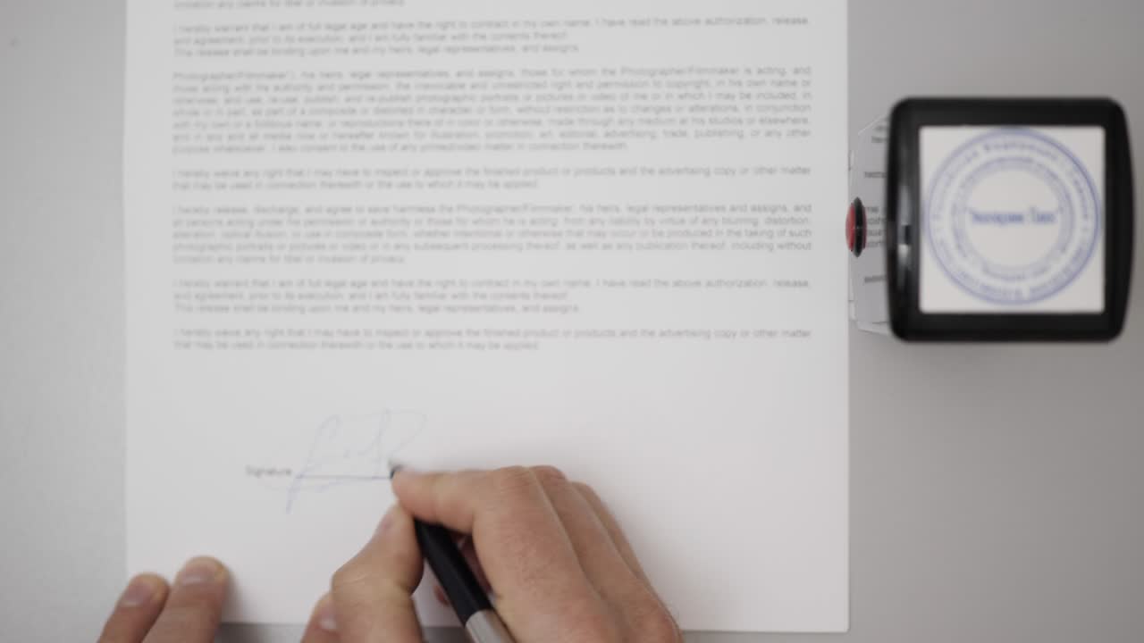 hombre de negocios sellando documento, director aprobando contrato, papeleo. notario público en la oficina sellando documento. hombre firmando contrato de banco de crédito. acuerdo legal. llenando contrato en papel.