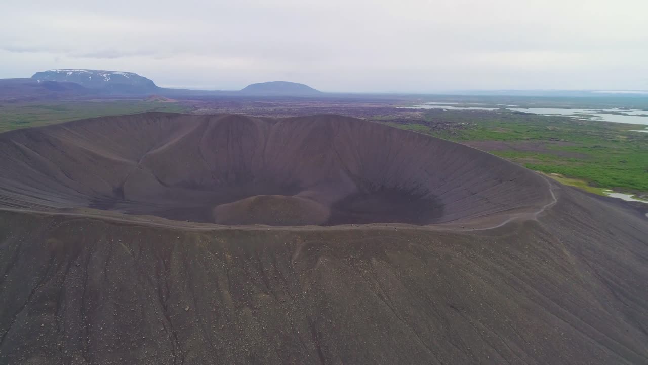 величественный аэрофотоснимок конуса вулкана хверфьялль в миватне исландия 5