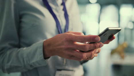 mujer usando un teléfono inteligente en una oficina