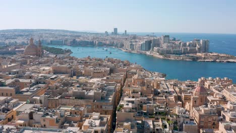 drone volando sobre la ciudad de la valletta en malta
