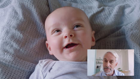 abuelo hablando en video con el bebé usando la webcam abuelo saludando al niño disfrutando de comunicarse con la familia en video chat