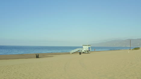 cabaña de salvaguardia disparada por drones en la playa de georgia, los angeles, estados unidos
