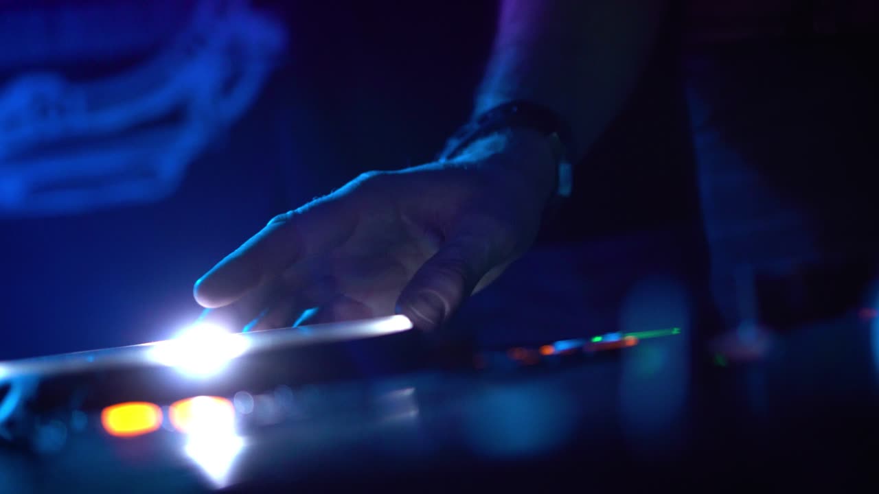 actuación de dj en un club nocturno