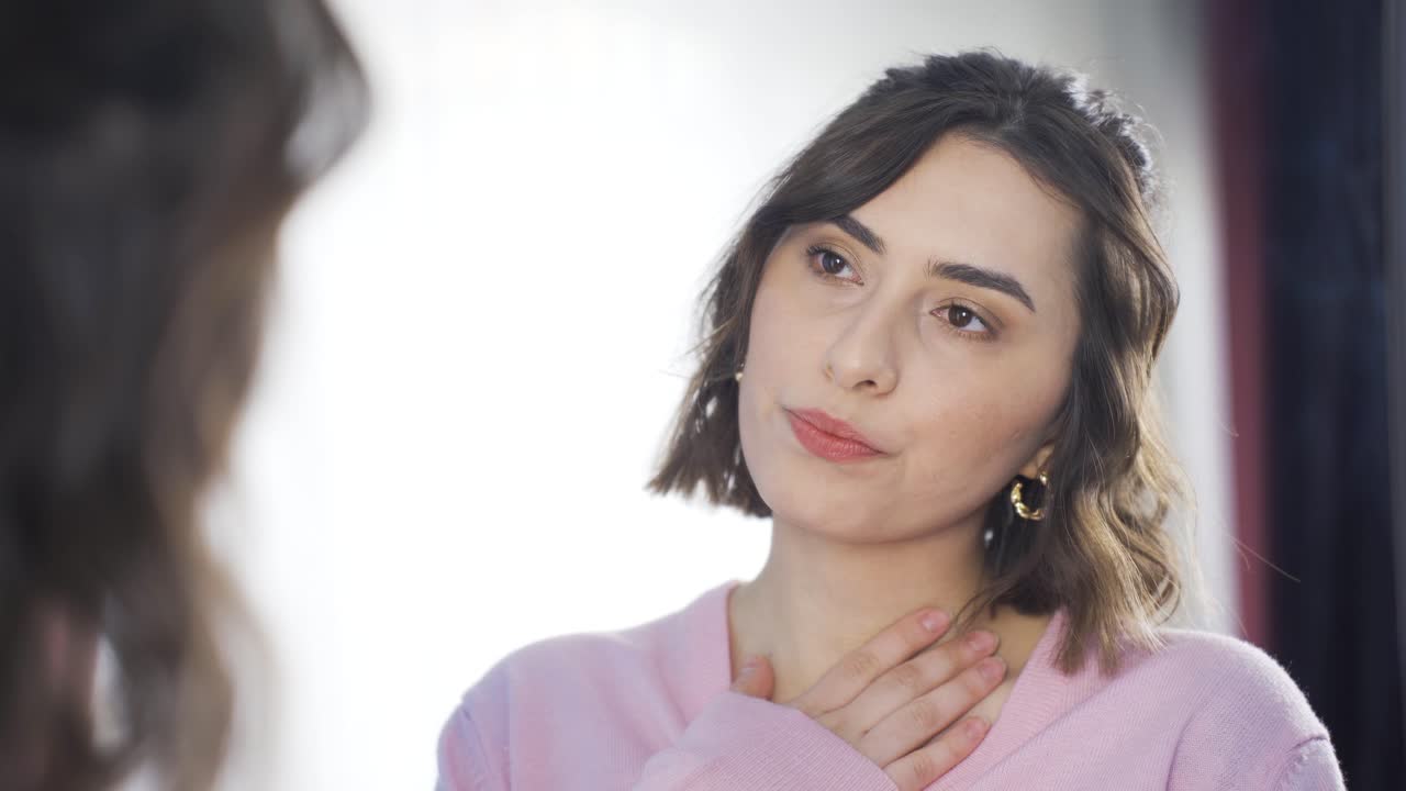 una joven deprimida mirando a la cámara.