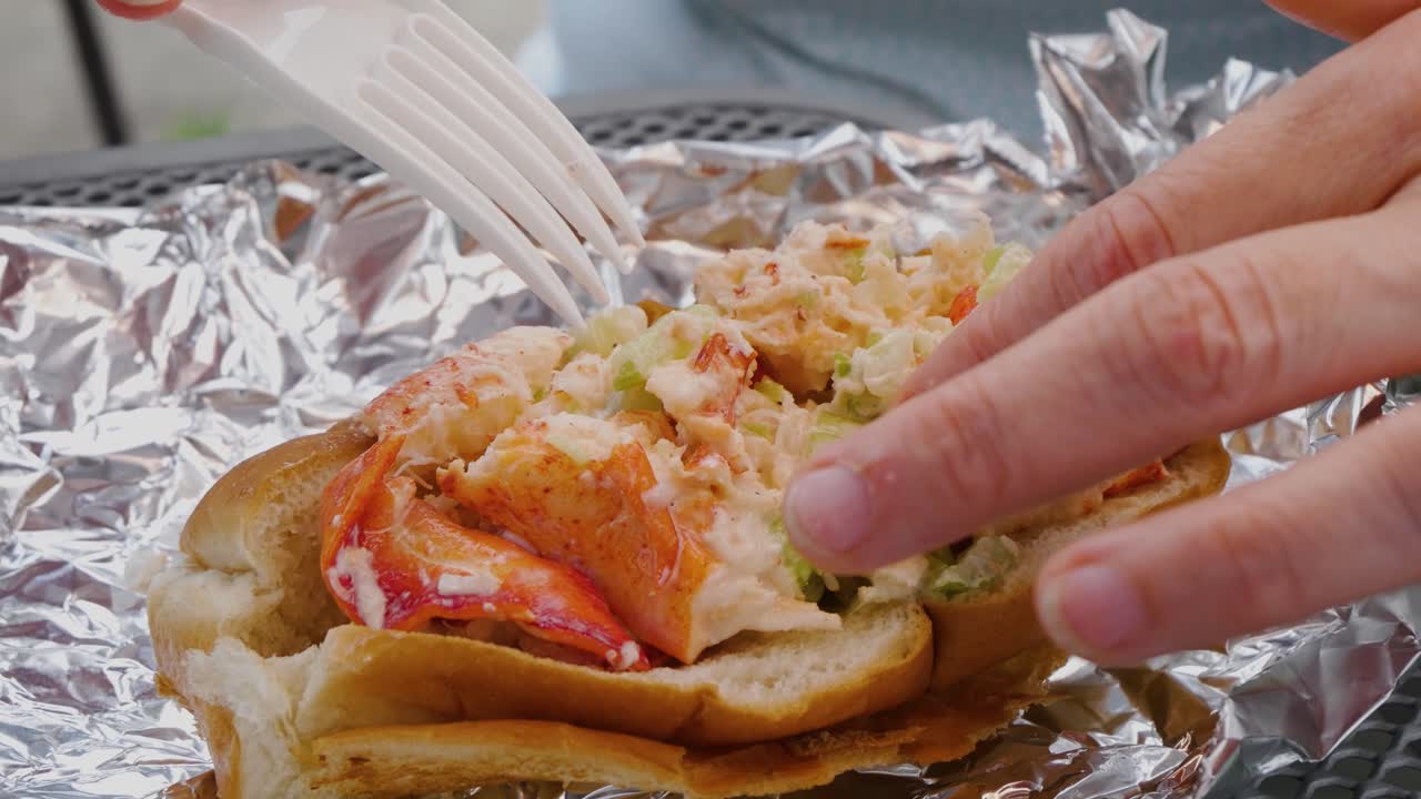preparando un sándwich de langosta para comer