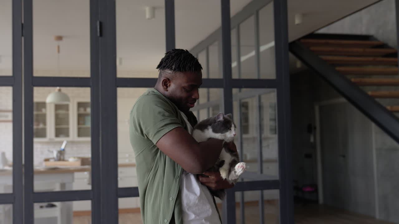 el dueño de la mascota sosteniendo a su gato