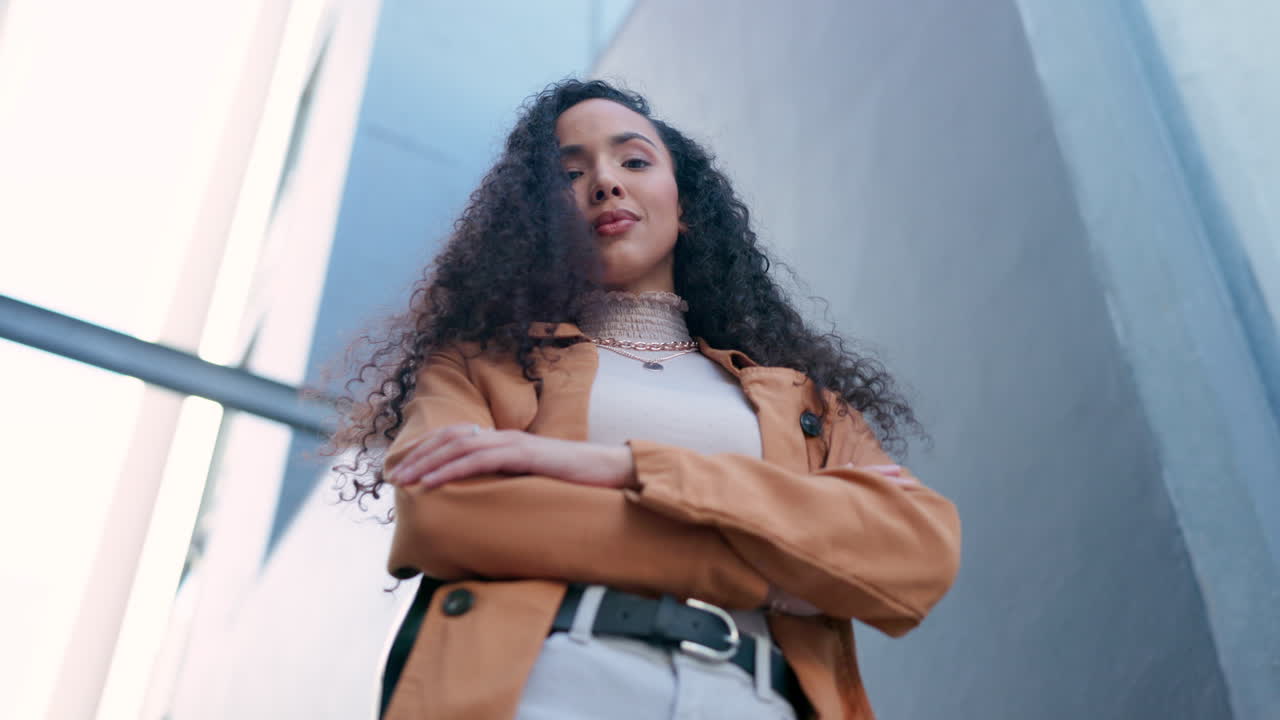 Moda, mulher confiante e com braços cruzados