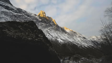 superficie rocosa y escarpada de las montañas en andalsnes en fiordo noruega - inclinación hacia arriba