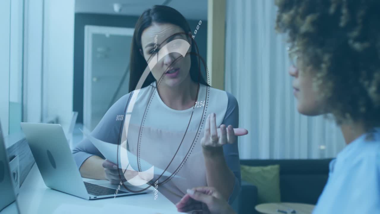 animación de escáner redondo y procesamiento de datos sobre diversas colegas femeninas discutiendo en la oficina.