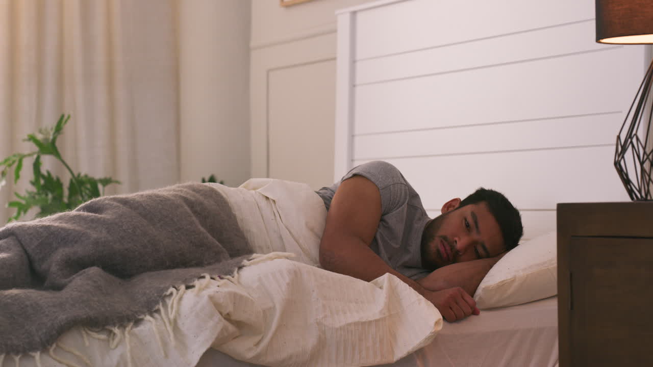 hombre durmiendo en la cama