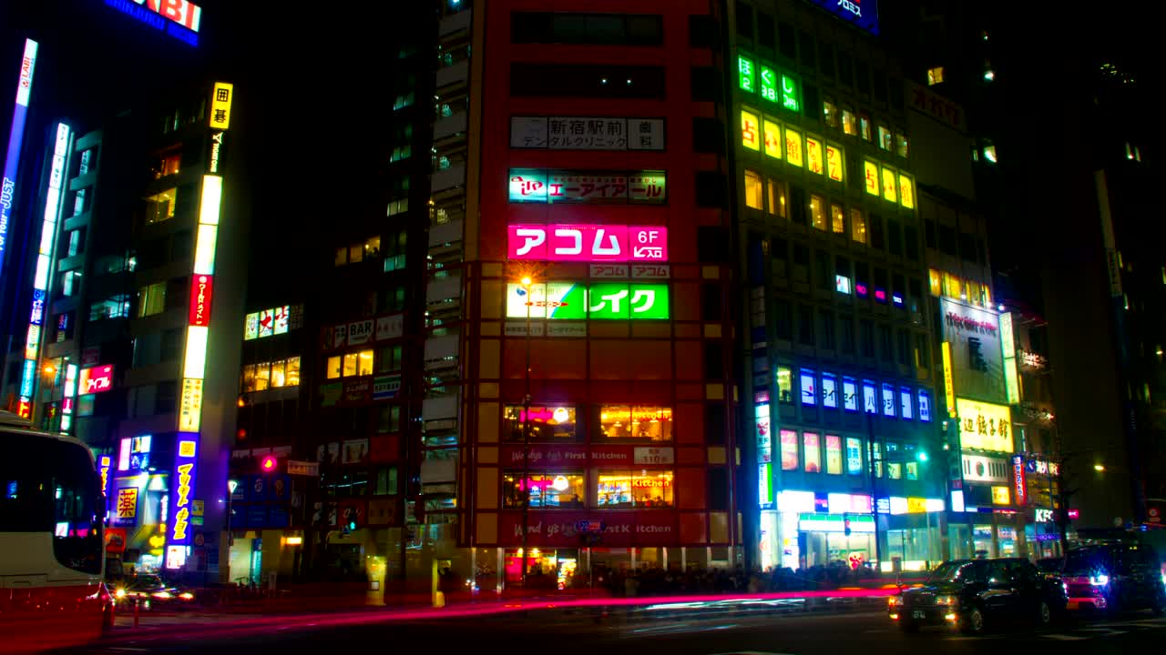 신주쿠 남쪽의 일본 네온과 함께 밤의 시간은 넓은 으로 아래로 기울어집니다.