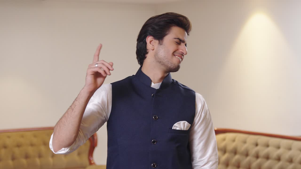 joven indio groovin en la música