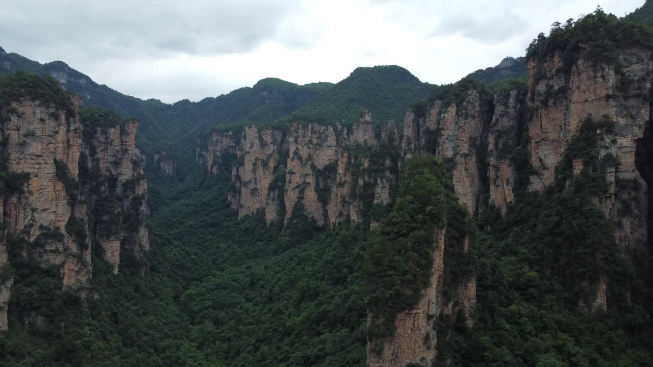 drone de 4k volando a través del espectacular gran cañón del parque nacional de zhangjiajie, china