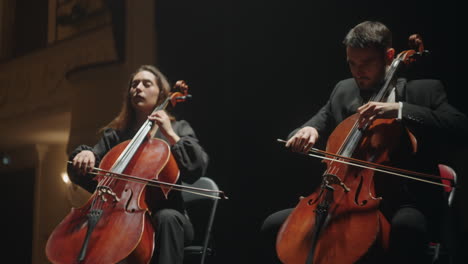 Los-Violonchelistas-Tocan-En-El-Escenario-De-La-Antigua-Orquesta-De-La-ópera-En-El-Teatro-O-En-La-Sala-Filarmónica.