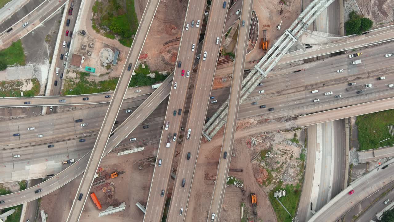 vista de pájaro del tráfico en la autopista 610 y 59 sur en houston, texas