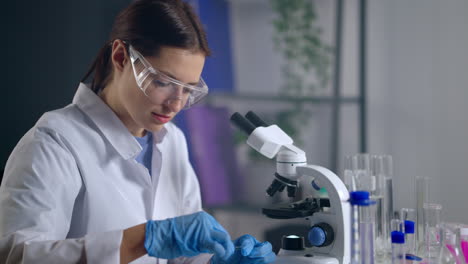 científico usando un microscopio en un laboratorio