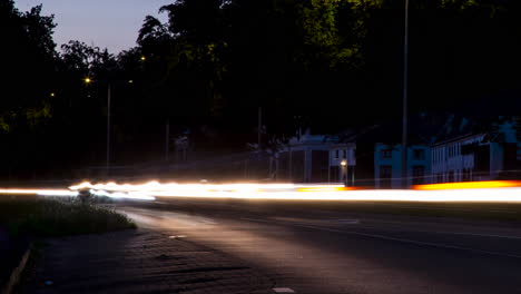 Schöner-Zeitraffer-Des-Schnell-Fahrenden-Verkehrs-Mit-Eingeschalteten-Scheinwerfern-Bei-Sonnenuntergang---Nah