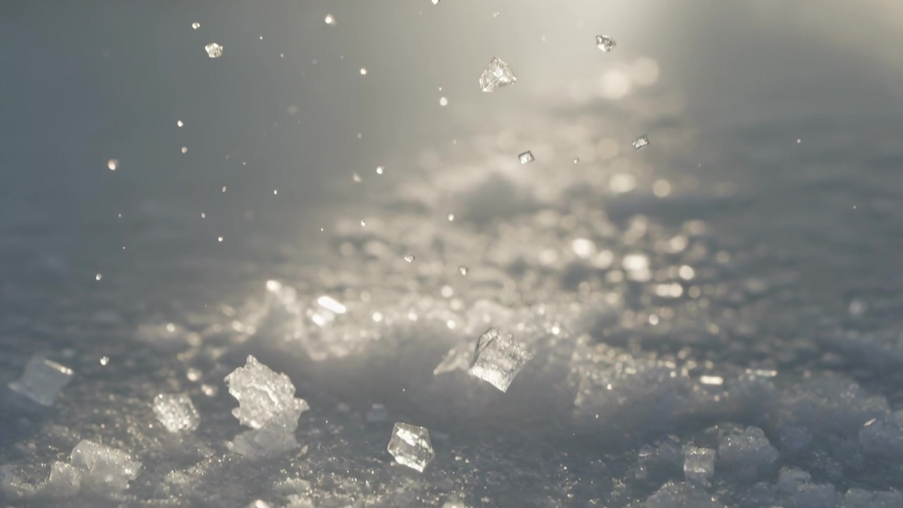 Cristalli sfaccettati che catturano la luce del sole e brillano sulla neve, visti da un'angolazione bassa, con microparticelle che fluttuano.