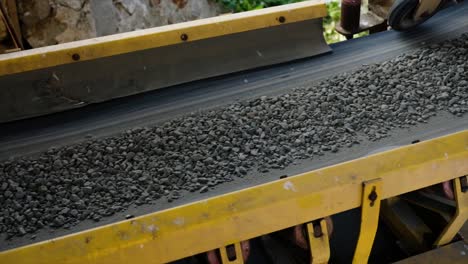 feeder supplies aggregate from the cold bin to the dryer via a conveyor belt