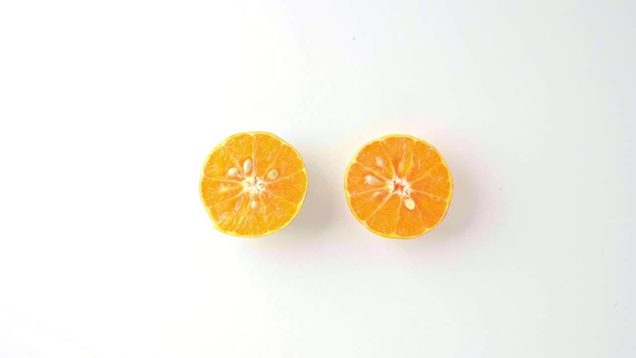 오렌지는 색 테이블 배경에서 절반으로 잘라졌습니다.