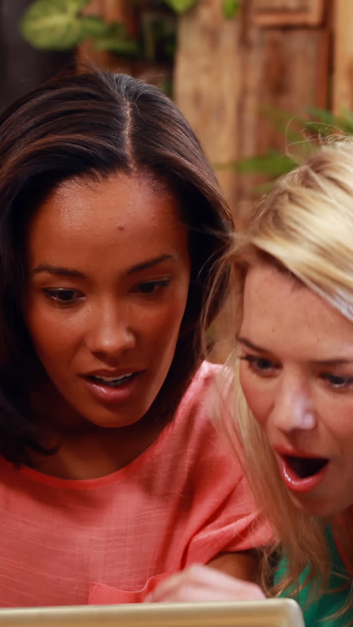 amigos sorprendidos mirando la tableta