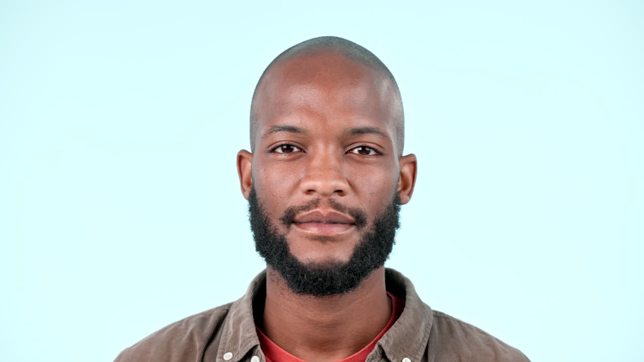 hombre, dolor de cabeza y frustrado con el dolor en el estudio