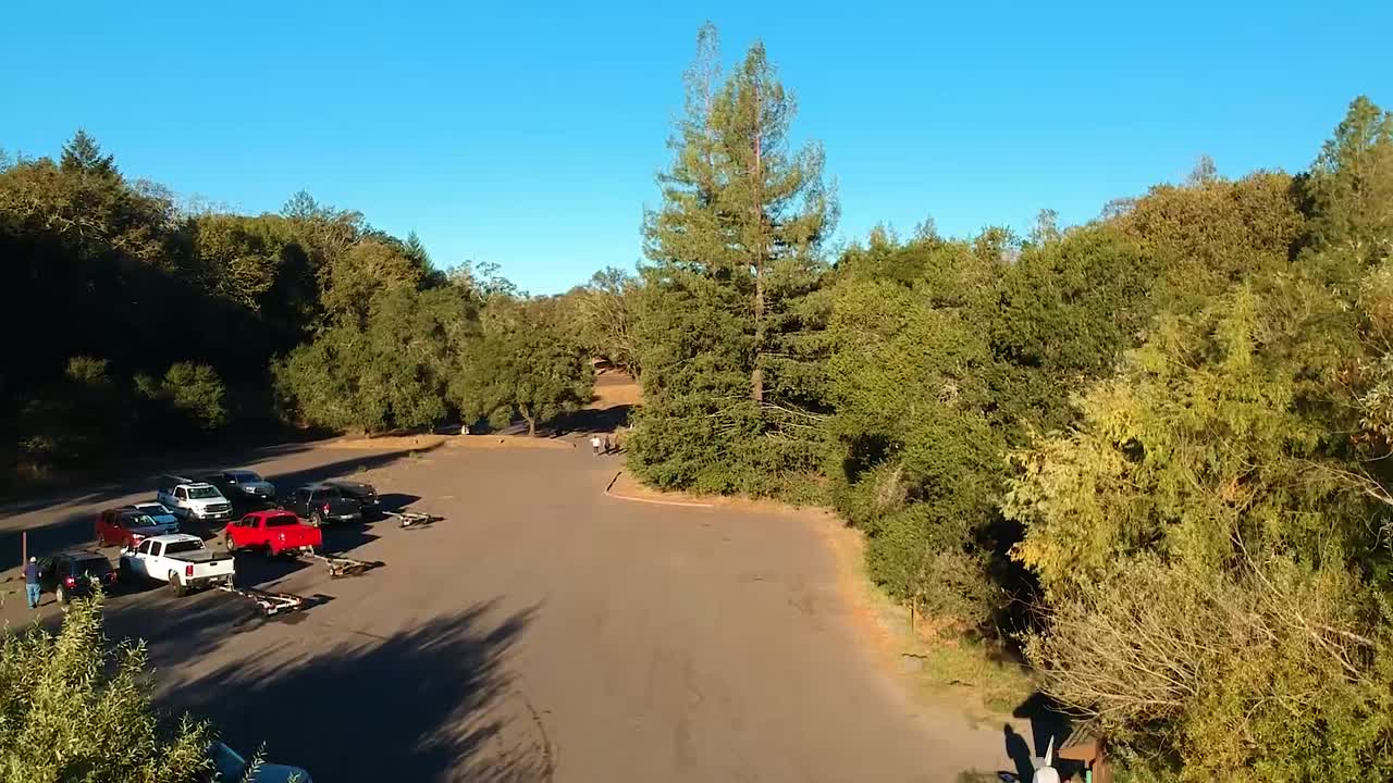 일출 동안 부두에 있는 어부들 위로 공중 비행