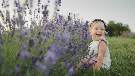 Retrato-De-Una-Linda-Chica-Sentada-Cerca-De-Arbustos-De-Lavanda.