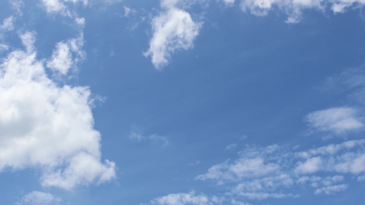 밝은 푸른 하늘에서 가운 하 구름이 날아 갔다. 태양의 뜨거운 여름 주, 4k 비디오