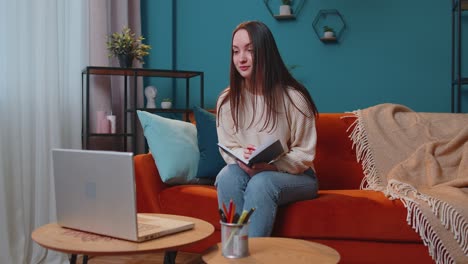 joven maestra freelance consulta a los estudiantes por computadora portátil uso de tecnología moderna para el aprendizaje electrónico en el cuarto de casa