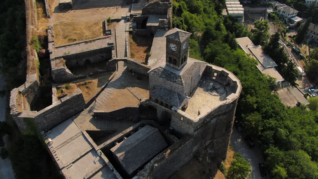 Ripresa drone 4K dell'orologio del castello di Gjirokastra