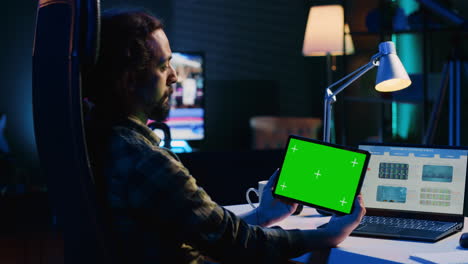 Freiberufler-Hält-Greenscreen-Tablet-In-Der-Hand-Und-Analysiert-Statistische-Diagramme