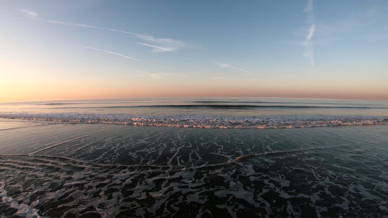 무인 항공기 영상: 바다 위를 비행 하는 무인 항공기