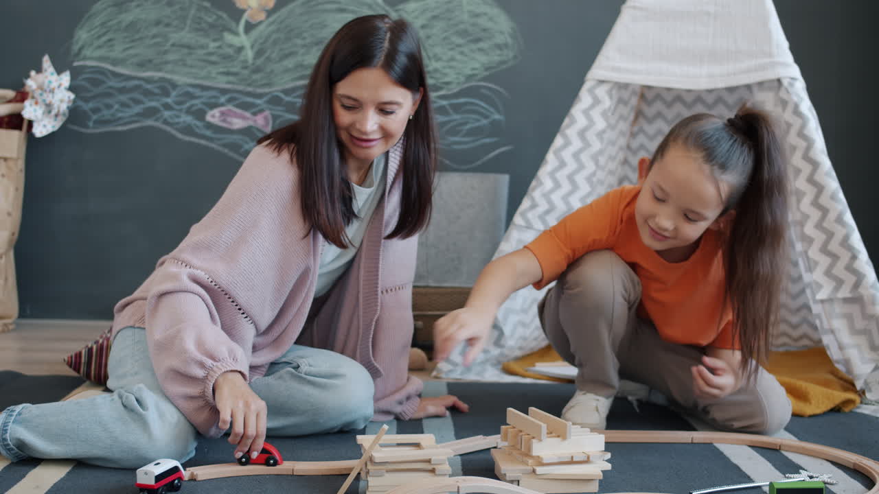 나무 장난감 으로 놀고 있는 어머니 와 딸