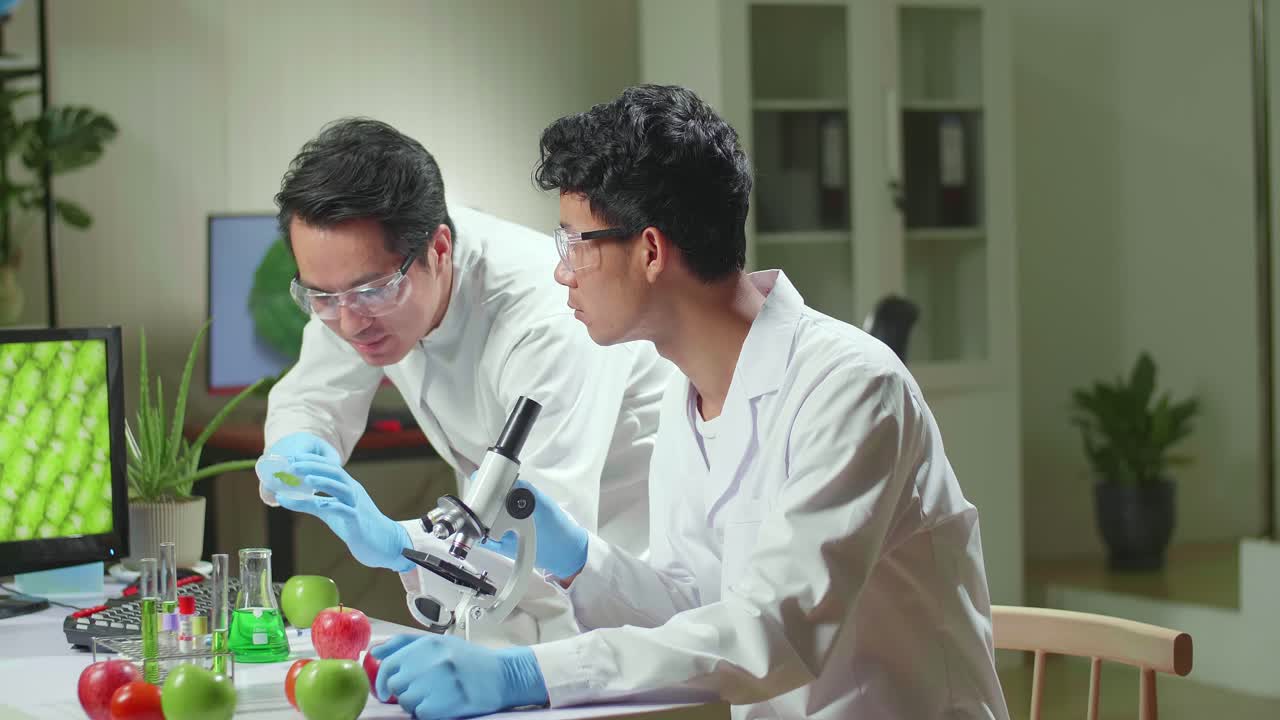 Medical Team Researchers Analyzing Botany Expertise On Microscope Discovering Genetic Mutation. Pharmaceuticals Scientist Working In Biochemistry Laboratory At Biological Agriculture Experiment