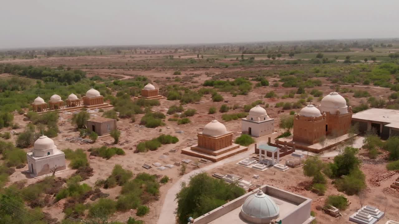 un vídeo muestra el cementerio de chitorri en el desierto de sindh, pakistán.