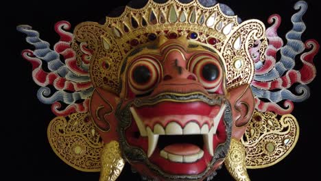 Rey-Mono-Topeng-Personaje-De-Máscara-De-Madera-Del-Teatro-Asiático-Bali-Indonesia,-Adornos-Dorados,-Fondo-Negro-Infinito