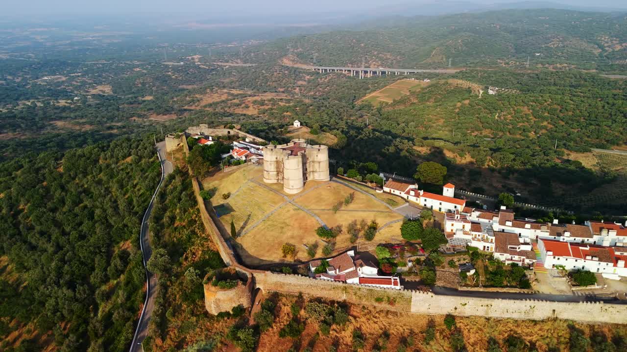Ripresa aerea panoramica a destra che rivela il Castelo de Evoramonte in cima alla collina e l'Évora Monte fortificata